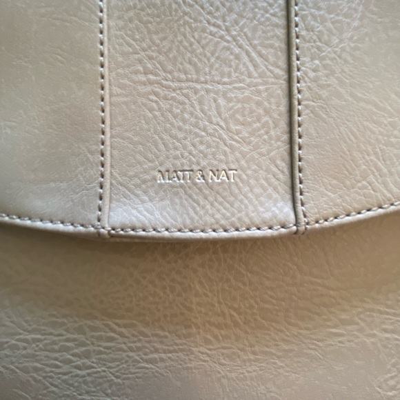 Mat and Nat vegan leather crossbody bag in beige - Picture 3 of 8